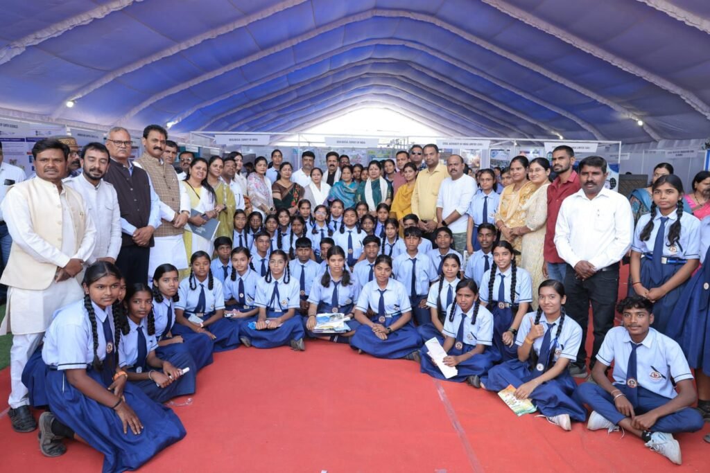 जब स्कूली बच्चों ने भी किया सांसद जी का धन्यवाद,5000 स्कूली बच्चे पहुंचे प्रदर्शनी देखने, सांसद कमलेश जांगड़े ने किया प्रगतिशील छत्तीसगढ़ प्रदर्शनी का भाग्य शुभारंभ, जिला मुख्यालय जांजगीर चांपा में केंद्र, राज्य सरकार की विभिन्न योजनाओं का मिलेगा प्रत्यक्ष लाभ, दिल्ली से आई हुई है विशेष टीम जब स्कूली बच्चों ने भी किया सांसद जी का धन्यवाद,5000 स्कूली बच्चे पहुंचे प्रदर्शनी देखने, सांसद कमलेश जांगड़े ने किया प्रगतिशील छत्तीसगढ़ प्रदर्शनी का भाग्य शुभारंभ, जिला मुख्यालय जांजगीर चांपा में केंद्र, राज्य सरकार की विभिन्न योजनाओं का मिलेगा प्रत्यक्ष लाभ, दिल्ली से आई हुई है विशेष टीम kshititech