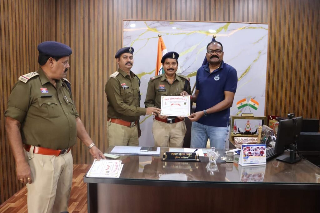 पुलिस कप्तान साहब की अनुकरणीय पहल- जिले के 24 घंटे ड्यूटी देने तत्पर रहने वाले जवानों को किया सम्मानित, रात्रि गश्त भी करते हैं,और सुबह ड्यूटी में भी जल्दी आते हैं, नमन है ऐसे जवानों की निष्ठा को, एसपी साहब ने बांग्ला कैंप में बुलाकर किया सम्मानित, छुट्टी के दिन भी जिला पुलिस रहती है सक्रिय kshititech