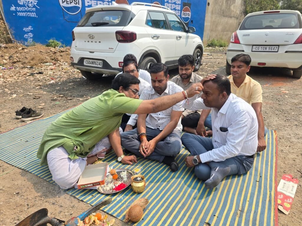 38 लाख की लागत से बनेगी नई नाली- नगर पंचायत बाराद्वार में लाखों रुपए के नए निर्माण कार्यों का हुआ भूमि पूजन, शहर में विकास कार्यों को मिल रही गति, चेंबर के प्रदेश मंत्री दिनेश शर्मा अन्नपूर्णा रहे मुख्य अतिथि तो वही कार्यक्रम की अध्यक्षता करी नगर पंचायत अध्यक्ष नारायण कुर्रे ने, दिनेश शर्मा ने कहा- भाजपा की सरकार शहरी क्षेत्र का कर रही तेजी से विकास kshititech