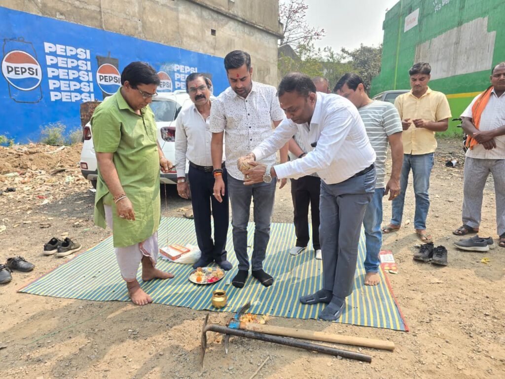 38 लाख की लागत से बनेगी नई नाली- नगर पंचायत बाराद्वार में लाखों रुपए के नए निर्माण कार्यों का हुआ भूमि पूजन, शहर में विकास कार्यों को मिल रही गति, चेंबर के प्रदेश मंत्री दिनेश शर्मा अन्नपूर्णा रहे मुख्य अतिथि तो वही कार्यक्रम की अध्यक्षता करी नगर पंचायत अध्यक्ष नारायण कुर्रे ने, दिनेश शर्मा ने कहा- भाजपा की सरकार शहरी क्षेत्र का कर रही तेजी से विकास kshititech