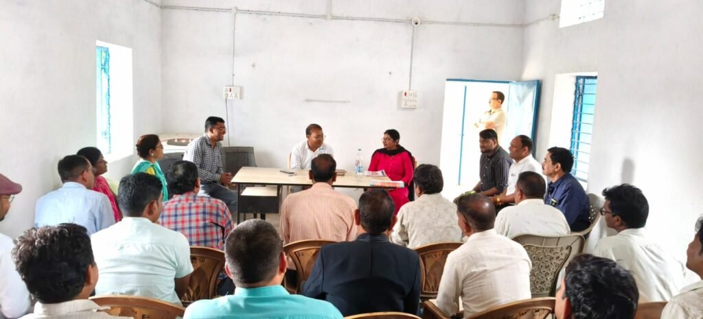 शक्ति जिले के कलेक्टर एवं जिला शिक्षा अधिकारी ने ली शक्ति विकासखंड में विद्यार्थियों के आधार कार्ड अपडेशन को लेकर जरूरी बैठक kshititech