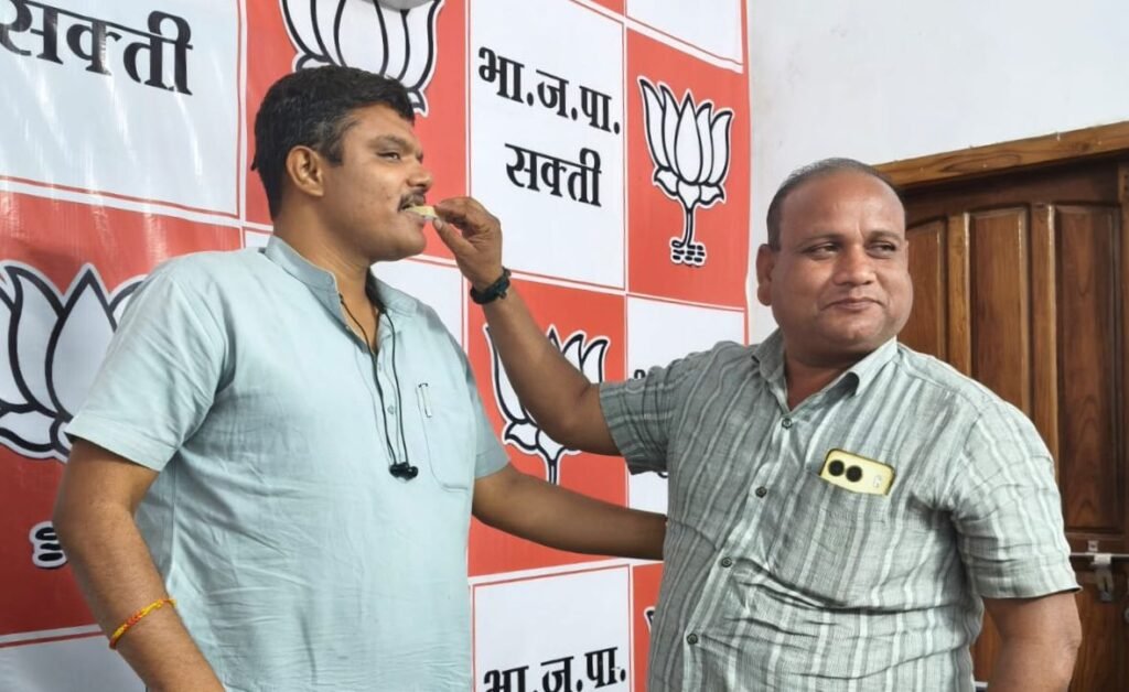 नारायण को मिली संगठन में बड़ी जिम्मेदारी- जिले के महामंत्री बनाए गए नगर पंचायत बाराद्वार के अध्यक्ष नारायण कुर्रे,नारायण ने कहा- पूरी निष्ठा एवं सजगता के साथ करूंगा जिम्मेदारियो का निर्वहन, पार्टी कार्यकर्ताओं ने भी दी बधाई, अनुसूचित जाति वर्ग के प्रभावशाली नेता के रूप में है नारायण की पहचान kshititech