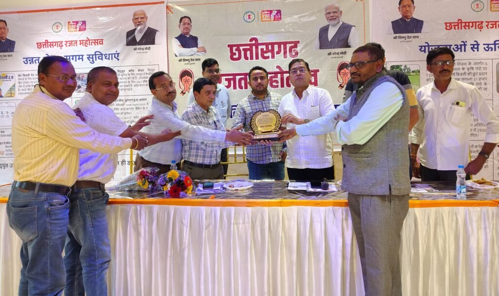 विद्युत मंडल शक्ति के उत्कृष्ट कार्यो के लिए नगर पालिका शक्ति के अध्यक्ष श्यामसुंदर अग्रवाल ने किया अधिकारी कर्मचारियों को सम्मानित, अवसर था राज्य स्थापना के 25 वर्ष पूर्ण होने पर रजत जयंती महोत्सव का, अध्यक्ष श्री अग्रवाल ने कहा- शक्ति में विद्युत मंडल का कार्य हम सबके लिए गौरवशाली kshititech