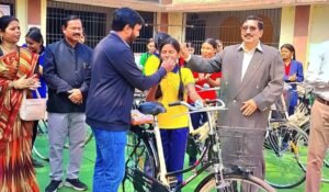 53 छात्राओं को दी गई साइकिल,स्वामी आत्मानंद उत्कृष्ट विद्यालय चाम्पा की छात्राओं के चेहरे पर आई मुस्कान, अपने खुद की साइकलों से अब आएंगी स्कूल, विद्यालय के शिक्षक डॉक्टर रविंद्र द्विवेदी ने दी जानकारी kshititech