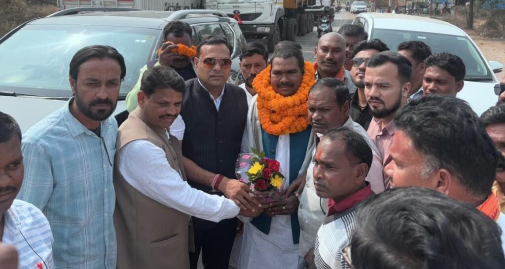 अनुसूचित जनजाति मोर्चे के राष्ट्रीय अध्यक्ष समीर उरांव का जांजगीर में भाजपा नेता एवं जशपुर जिला संगठन प्रभारी अमर सुल्तानिया के नेतृत्व में हुआ जोरदार स्वागत, स्वागत से अभिभूत हुए समीर जी ने किया भाजपा नेताओं का आभार अनुसूचित जनजाति मोर्चे के राष्ट्रीय अध्यक्ष समीर उरांव का जांजगीर में भाजपा नेता एवं जशपुर जिला संगठन प्रभारी अमर सुल्तानिया के नेतृत्व में हुआ जोरदार स्वागत, स्वागत से अभिभूत हुए समीर जी ने किया भाजपा नेताओं का आभार kshititech