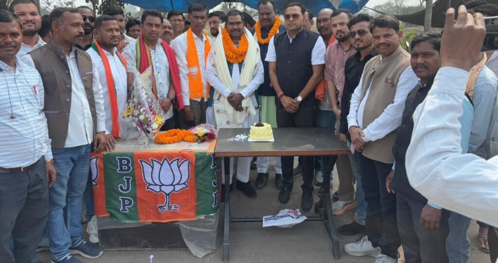 अनुसूचित जनजाति मोर्चे के राष्ट्रीय अध्यक्ष समीर उरांव का जांजगीर में भाजपा नेता एवं जशपुर जिला संगठन प्रभारी अमर सुल्तानिया के नेतृत्व में हुआ जोरदार स्वागत, स्वागत से अभिभूत हुए समीर जी ने किया भाजपा नेताओं का आभार अनुसूचित जनजाति मोर्चे के राष्ट्रीय अध्यक्ष समीर उरांव का जांजगीर में भाजपा नेता एवं जशपुर जिला संगठन प्रभारी अमर सुल्तानिया के नेतृत्व में हुआ जोरदार स्वागत, स्वागत से अभिभूत हुए समीर जी ने किया भाजपा नेताओं का आभार kshititech