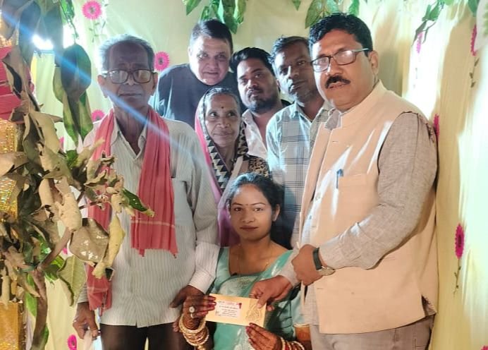 टेमर सरपंच चंद्र कुमार सोनी की अनुकरणीय पहल- मोर गांव की बेटी,मोर अभिमान योजना के तहत देवांगन परिवार की बिटिया को दी 3100 की राशि, सरपंच की पहल का ग्राम वासियों ने किया स्वागत, गांव की 41 वीं बेटी को योजना के तहत दी भेंट kshititech