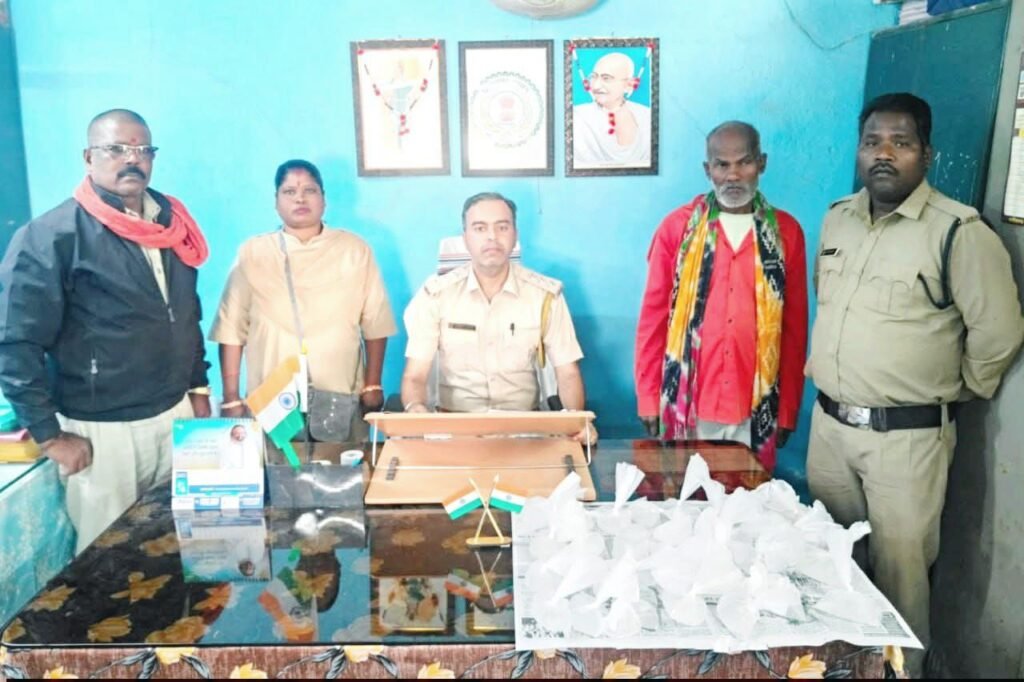 शराब छुपाने के नए-नए तरीके, आबकारी अधिकारियों की नजर से नहीं बच सका अवैध महुआ शराब का कारोबारी, टॉयलेट की कच्ची छत पर छुपा कर रखा था अवैध शराब,उप्पल साहब की कार्रवाई ने लिया कारोबारी को गिरफ्त में, उप्पल की कार्रवाई से मचा है हड़कंप kshititech