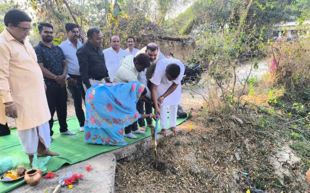 नगर पंचायत बाराद्वार के इंदिरा सागर तालाब में होगा रिटर्निंग वॉल एवं सीसी रोड का निर्माण,भूमि पूजन के साथ ही नगर पंचायत अध्यक्ष नारायण कुर्रे के नेतृत्व में शहर विकास को मिल रही नई गति, सड़क निर्माण से आवागमन में मिलेगी नागरिकों को सुविधाये kshititech