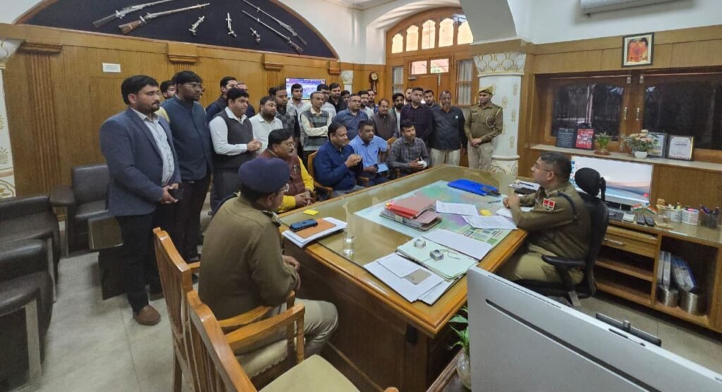 CA पर हुआ जानलेवा हमला,दोषियों पर कार्यवाही की मांग की, एसपी साहब ने दिया शीघ्र कार्रवाई का आश्वासन, हेतराम पुनिया एवं उनके साथी राधेश्याम वर्मा पर हुआ था जानलेवा हमला, जुगल राठी ने करी हमले की कड़ी निंदा kshititech