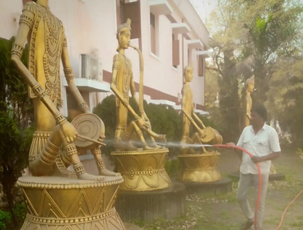 बाबा भोलेनाथ की बारात के लिए शक्ति शहर को किया जा रहा चकाचक, नगर पालिका अध्यक्ष श्यामसुंदर अग्रवाल के नेतृत्व में चल रहा सफाई का विशेष अभियान, श्यामसुंदर ने कहा- शिव बारात शहर के लिए गौरवशाली kshititech