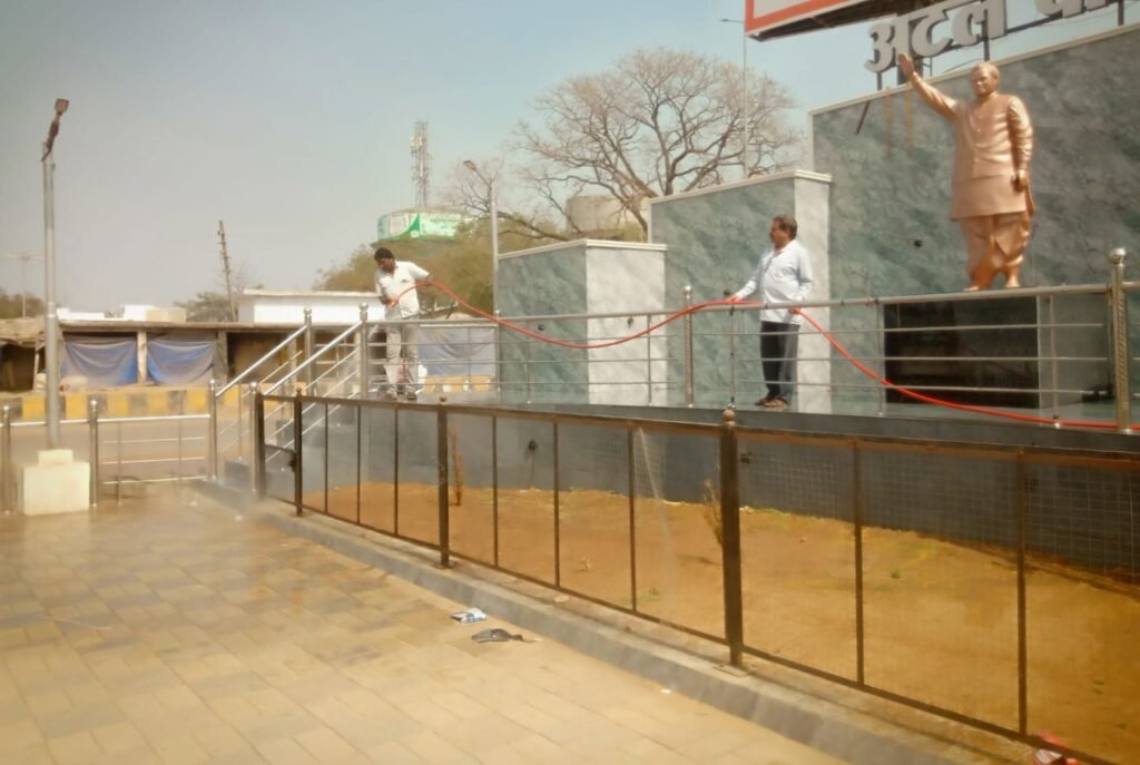 बाबा भोलेनाथ की बारात के लिए शक्ति शहर को किया जा रहा चकाचक, नगर पालिका अध्यक्ष श्यामसुंदर अग्रवाल के नेतृत्व में चल रहा सफाई का विशेष अभियान, श्यामसुंदर ने कहा- शिव बारात शहर के लिए गौरवशाली kshititech