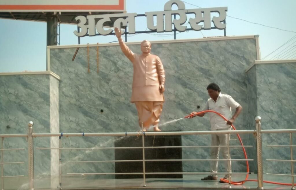 बाबा भोलेनाथ की बारात के लिए शक्ति शहर को किया जा रहा चकाचक, नगर पालिका अध्यक्ष श्यामसुंदर अग्रवाल के नेतृत्व में चल रहा सफाई का विशेष अभियान, श्यामसुंदर ने कहा- शिव बारात शहर के लिए गौरवशाली kshititech