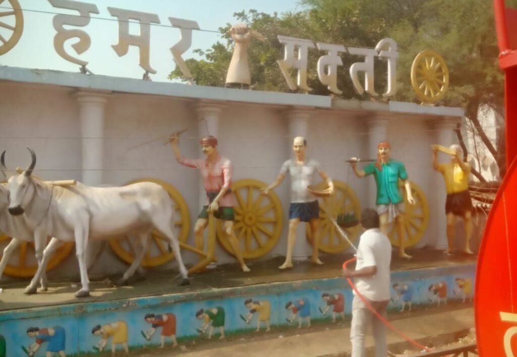 बाबा भोलेनाथ की बारात के लिए शक्ति शहर को किया जा रहा चकाचक, नगर पालिका अध्यक्ष श्यामसुंदर अग्रवाल के नेतृत्व में चल रहा सफाई का विशेष अभियान, श्यामसुंदर ने कहा- शिव बारात शहर के लिए गौरवशाली kshititech