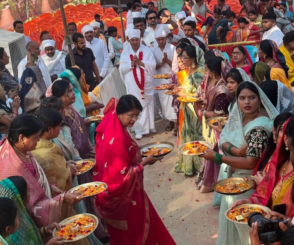 सुखद सत्संग के आयोजन से हजारों धर्म प्रेमियों ने किया असंग देव साहेब जी की अमृतमय कथा का रसपान, 12 फरवरी को सुखद सत्संग का हुआ सुखद समापन,डोंगिया सुलौनी के रामकुमार गीता गबेल परिवार ने किया था धार्मिक आयोजन, जिले के पुलिस कप्तान प्रफुल्ल कुमार ठाकुर भी पहुंचे कथा श्रवण करने सुखद सत्संग के आयोजन से हजारों धर्म प्रेमियों ने किया असंग देव साहेब जी की अमृतमय कथा का रसपान, 12 फरवरी को सुखद सत्संग का हुआ सुखद समापन,डोंगिया सुलौनी के रामकुमार गीता गबेल परिवार ने किया था धार्मिक आयोजन, जिले के पुलिस कप्तान प्रफुल्ल कुमार ठाकुर भी पहुंचे कथा श्रवण करने kshititech