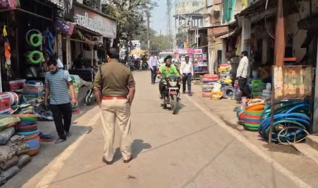 जाम की स्थिति से निपटने ट्रैफिक इंचार्ज शर्मा का अभियान- सक्ति के भीड़भाड़ वाले इलाकों में आवागमन व्यवस्थित करने यातायात प्रभारी शर्मा उतरे सड़कों पर, दुकानदारों से करी सड़कों पर सामान ना रखने की अपील जाम की स्थिति से निपटने ट्रैफिक इंचार्ज शर्मा का अभियान- सक्ति के भीड़भाड़ वाले इलाकों में आवागमन व्यवस्थित करने यातायात प्रभारी शर्मा उतरे सड़कों पर, दुकानदारों से करी सड़कों पर सामान ना रखने की अपील kshititech