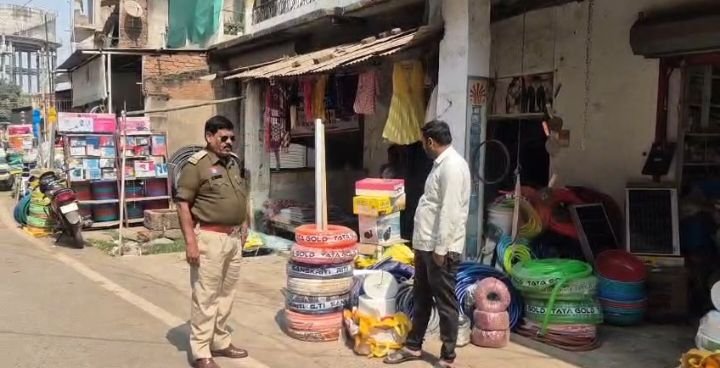 जाम की स्थिति से निपटने ट्रैफिक इंचार्ज शर्मा का अभियान- सक्ति के भीड़भाड़ वाले इलाकों में आवागमन व्यवस्थित करने यातायात प्रभारी शर्मा उतरे सड़कों पर, दुकानदारों से करी सड़कों पर सामान ना रखने की अपील जाम की स्थिति से निपटने ट्रैफिक इंचार्ज शर्मा का अभियान- सक्ति के भीड़भाड़ वाले इलाकों में आवागमन व्यवस्थित करने यातायात प्रभारी शर्मा उतरे सड़कों पर, दुकानदारों से करी सड़कों पर सामान ना रखने की अपील kshititech