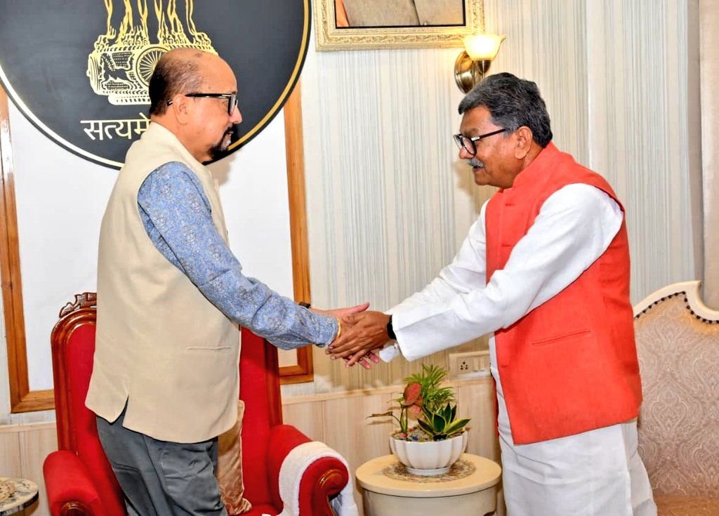 नेता प्रतिपक्ष महंत पहुंचे राज भवन- महामहिम राज्यपाल से करी मुलाकात kshititech