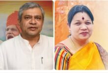 रेल सुविधाएं बढ़वाने सजग है हमारी सांसद जी-नये रेल कॉरिडोर में प्रस्तावित गिरौधपुरी रेलवे स्टेशन का नाम बाबा गुरु घासीदास रखने एवं एक ट्रेन का नामकरण भी गुरु घासीदास जी के नाम पर करने की मांग करी सांसद कमलेश जांगड़े ने. रेल मंत्री से नैला जांजगीर. चांपा स्टेशनों में रेलयात्री सुविधाओं के लिए भी किया आग्रह kshititech