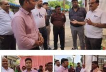 न्याय मांगने धरने पर बैठे सबरिया आदिवासी परिवार को नहीं मना पाया प्रशासन-शक्ति के जमीन कारोबारियो ने कहा- आदतन वसूली बाज पर हो कार्रवाई। अन्यथा कारोबारी भी करेंगे आंदोलन। 3 दिन से धरने पर बैठे आदिवासी परिवार की शिकायत पर जांच करने पहुंचे थे तहसीलदार साहब। जिला मुख्यालय के गौरव पथ पर चल रहा है धरना kshititech