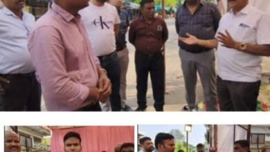 न्याय मांगने धरने पर बैठे सबरिया आदिवासी परिवार को नहीं मना पाया प्रशासन-शक्ति के जमीन कारोबारियो ने कहा- आदतन वसूली बाज पर हो कार्रवाई। अन्यथा कारोबारी भी करेंगे आंदोलन। 3 दिन से धरने पर बैठे आदिवासी परिवार की शिकायत पर जांच करने पहुंचे थे तहसीलदार साहब। जिला मुख्यालय के गौरव पथ पर चल रहा है धरना kshititech