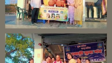 जलसेवा का बड़ा कार्य- खरसिया की महिला जागृति शाखा ने राहगीरों को पिलाया शरबत एवं ठंडा पानी. अमृत धारा कार्यक्रम के तहत समाजसेवी गिरधर गुप्ता के मुख्य आतिथ्य में आयोजित था सेवा का काम. श्री गुप्ता ने कहा- जल सेवा सबसे बड़ा पुण्य का काम kshititech