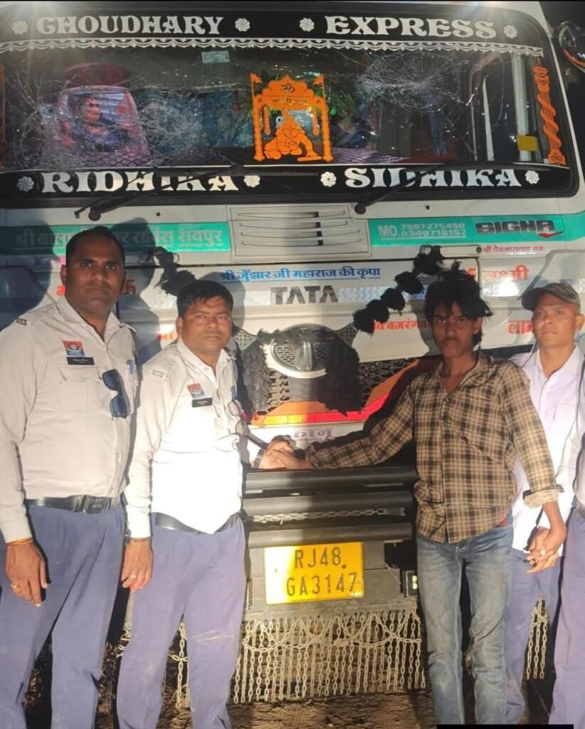 बड़ी खबर- शक्ति ट्रैफिक पुलिस की नाकाबंदी से लाखों रुपए का चोरी का लोहा लेकर पुलिस को चकमा देकर भाग रहा ट्रक पकड़ा गया, दो स्थानों पर पुलिस को दिया चकमा, अंततः टोल नाके में भारी नाकेबंदी से आया गिरफ्त में kshititech