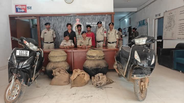 शक्ति के टी आई पटेल ने जब्त की 50 लीटर अवैध कच्ची शराब। मामले के तीन आरोपियों को गिरफ्तार कर आबकारी का मामला किया दर्ज। दो स्कूटी गाड़ी एवं हजारों रुपए का सामान भी किया पुलिस ने जब्त। पुलिस की कार्रवाई से अवैध शराब कारोबारियो में हड़कंप शक्ति के टी आई पटेल ने जब्त की 50 लीटर अवैध कच्ची शराब। मामले के तीन आरोपियों को गिरफ्तार कर आबकारी का मामला किया दर्ज। दो स्कूटी गाड़ी एवं हजारों रुपए का सामान भी किया पुलिस ने जब्त। पुलिस की कार्रवाई से अवैध शराब कारोबारियो में हड़कंप kshititech