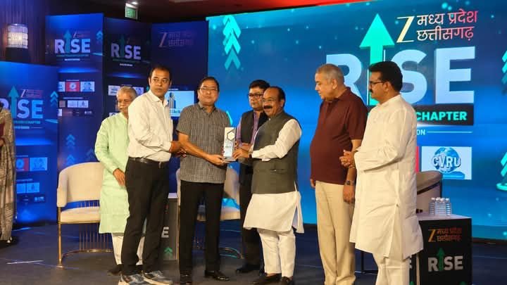 निकाय क्षेत्र में उत्कृष्ट कार्यों एवं आम नागरिकों को सेवाएं देने के लिए डिप्टी सीएम अरुण साव के हाथों सम्मानित हुए शक्ति नगर पालिका अध्यक्ष श्यामसुंदर अग्रवाल एवं सीएमओ पांडेय साहब. पालिका अध्यक्ष अग्रवाल ने कहा- यह सम्मान पूरे शहर वासियों के लिए गौरव की बात kshititech