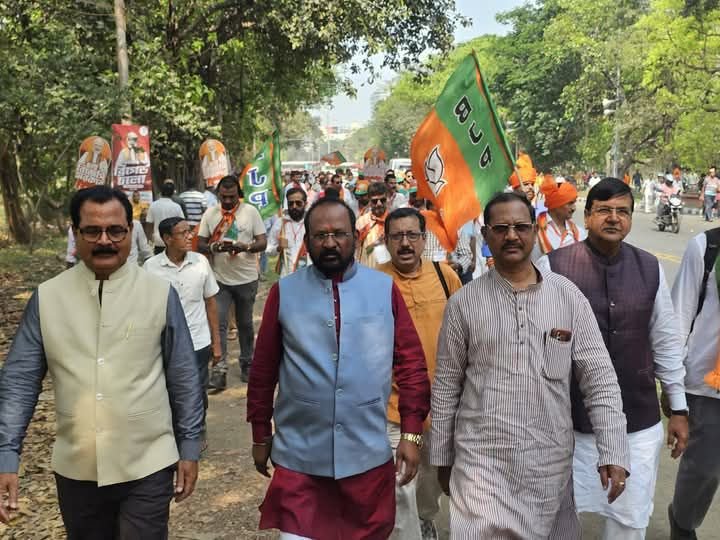 ममता के गढ़ को भेदने में लगे हैं कृष्णकांत-पश्चिम बंगाल के विधानसभा चुनाव में डटे हैं शक्ति जिला भाजपा के पूर्व अध्यक्ष कृष्णकांत चंद्रा.वर्धमान जिले के विभिन्न विधानसभा क्षेत्र में लगातार भाजपा प्रत्याशी को जिताने ले रहे बैठक. कृष्णकांत की प्रचार शैली से बंगाल के पार्टी कार्यकर्ताओं में हुआ उत्साह का संचार kshititech