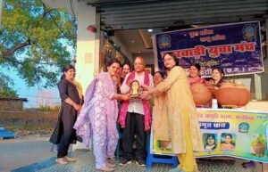 जलसेवा का बड़ा कार्य- खरसिया की महिला जागृति शाखा ने राहगीरों को पिलाया शरबत एवं ठंडा पानी. अमृत धारा कार्यक्रम के तहत समाजसेवी गिरधर गुप्ता के मुख्य आतिथ्य में आयोजित था सेवा का काम. श्री गुप्ता ने कहा- जल सेवा सबसे बड़ा पुण्य का काम जलसेवा का बड़ा कार्य- खरसिया की महिला जागृति शाखा ने राहगीरों को पिलाया शरबत एवं ठंडा पानी. अमृत धारा कार्यक्रम के तहत समाजसेवी गिरधर गुप्ता के मुख्य आतिथ्य में आयोजित था सेवा का काम. श्री गुप्ता ने कहा- जल सेवा सबसे बड़ा पुण्य का काम kshititech