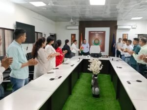 पुलिस महानिरीक्षक कार्यालय के संयुक्त संचालक अभियोजन माखनलाल पांडेय हुए सेवानिवृत. आईजी रामगोपाल ने किया पांडेय जी का शाल श्रीफल से सम्मान. कर्तव्यनिष्ट अधिकारी के रूप में जाने जाते थे माखनलाल. आई जी साहब ने कहा- पीड़ित को न्याय दिलाने में अभियोजन अधिकारी होता है महत्वपूर्ण कड़ी पुलिस महानिरीक्षक कार्यालय के संयुक्त संचालक अभियोजन माखनलाल पांडेय हुए सेवानिवृत. आईजी रामगोपाल ने किया पांडेय जी का शाल श्रीफल से सम्मान. कर्तव्यनिष्ट अधिकारी के रूप में जाने जाते थे माखनलाल. आई जी साहब ने कहा- पीड़ित को न्याय दिलाने में अभियोजन अधिकारी होता है महत्वपूर्ण कड़ी kshititech