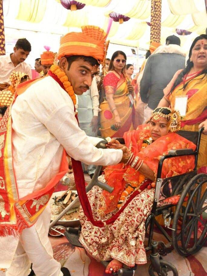 अनूठा वैवाहिक आयोजन- 22 विकलांग जोड़ो का हुआ सामूहिक विवाह,सांसद बृजमोहन अग्रवाल ने पहुंच कर दिया आशीर्वाद, देश भर का सबसे भव्य एवं अनूठा आयोजन था रायपुर का,नवयुगल जोड़ों को उपहार सामग्री का भी हुआ वितरण अनूठा वैवाहिक आयोजन- 22 विकलांग जोड़ो का हुआ सामूहिक विवाह,सांसद बृजमोहन अग्रवाल ने पहुंच कर दिया आशीर्वाद, देश भर का सबसे भव्य एवं अनूठा आयोजन था रायपुर का,नवयुगल जोड़ों को उपहार सामग्री का भी हुआ वितरण kshititech