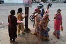 जलसेवा का बड़ा कार्य- खरसिया की महिला जागृति शाखा ने राहगीरों को पिलाया शरबत एवं ठंडा पानी. अमृत धारा कार्यक्रम के तहत समाजसेवी गिरधर गुप्ता के मुख्य आतिथ्य में आयोजित था सेवा का काम. श्री गुप्ता ने कहा- जल सेवा सबसे बड़ा पुण्य का काम जलसेवा का बड़ा कार्य- खरसिया की महिला जागृति शाखा ने राहगीरों को पिलाया शरबत एवं ठंडा पानी. अमृत धारा कार्यक्रम के तहत समाजसेवी गिरधर गुप्ता के मुख्य आतिथ्य में आयोजित था सेवा का काम. श्री गुप्ता ने कहा- जल सेवा सबसे बड़ा पुण्य का काम kshititech