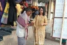 जलसेवा का बड़ा कार्य- खरसिया की महिला जागृति शाखा ने राहगीरों को पिलाया शरबत एवं ठंडा पानी. अमृत धारा कार्यक्रम के तहत समाजसेवी गिरधर गुप्ता के मुख्य आतिथ्य में आयोजित था सेवा का काम. श्री गुप्ता ने कहा- जल सेवा सबसे बड़ा पुण्य का काम जलसेवा का बड़ा कार्य- खरसिया की महिला जागृति शाखा ने राहगीरों को पिलाया शरबत एवं ठंडा पानी. अमृत धारा कार्यक्रम के तहत समाजसेवी गिरधर गुप्ता के मुख्य आतिथ्य में आयोजित था सेवा का काम. श्री गुप्ता ने कहा- जल सेवा सबसे बड़ा पुण्य का काम kshititech