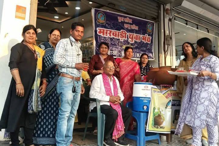 जलसेवा का बड़ा कार्य- खरसिया की महिला जागृति शाखा ने राहगीरों को पिलाया शरबत एवं ठंडा पानी. अमृत धारा कार्यक्रम के तहत समाजसेवी गिरधर गुप्ता के मुख्य आतिथ्य में आयोजित था सेवा का काम. श्री गुप्ता ने कहा- जल सेवा सबसे बड़ा पुण्य का काम जलसेवा का बड़ा कार्य- खरसिया की महिला जागृति शाखा ने राहगीरों को पिलाया शरबत एवं ठंडा पानी. अमृत धारा कार्यक्रम के तहत समाजसेवी गिरधर गुप्ता के मुख्य आतिथ्य में आयोजित था सेवा का काम. श्री गुप्ता ने कहा- जल सेवा सबसे बड़ा पुण्य का काम kshititech