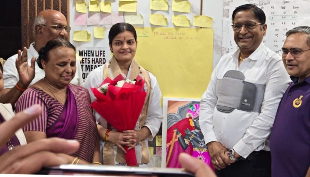 छत्तीसगढ़ में अग्रवाल समाज की गौरव- यूपीएससी में सफलता अर्जित करने वाली रायपुर की वैभवी अग्रवाल को छत्तीसगढ़ प्रांतीय अग्रवाल संगठन ने उनके निवास पर पहुंच कर दी बधाई, डॉक्टर अशोक सियाराम अग्रवाल के नेतृत्व में पहुंचे थे सदस्य kshititech