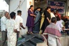 जलसेवा का बड़ा कार्य- खरसिया की महिला जागृति शाखा ने राहगीरों को पिलाया शरबत एवं ठंडा पानी. अमृत धारा कार्यक्रम के तहत समाजसेवी गिरधर गुप्ता के मुख्य आतिथ्य में आयोजित था सेवा का काम. श्री गुप्ता ने कहा- जल सेवा सबसे बड़ा पुण्य का काम जलसेवा का बड़ा कार्य- खरसिया की महिला जागृति शाखा ने राहगीरों को पिलाया शरबत एवं ठंडा पानी. अमृत धारा कार्यक्रम के तहत समाजसेवी गिरधर गुप्ता के मुख्य आतिथ्य में आयोजित था सेवा का काम. श्री गुप्ता ने कहा- जल सेवा सबसे बड़ा पुण्य का काम kshititech