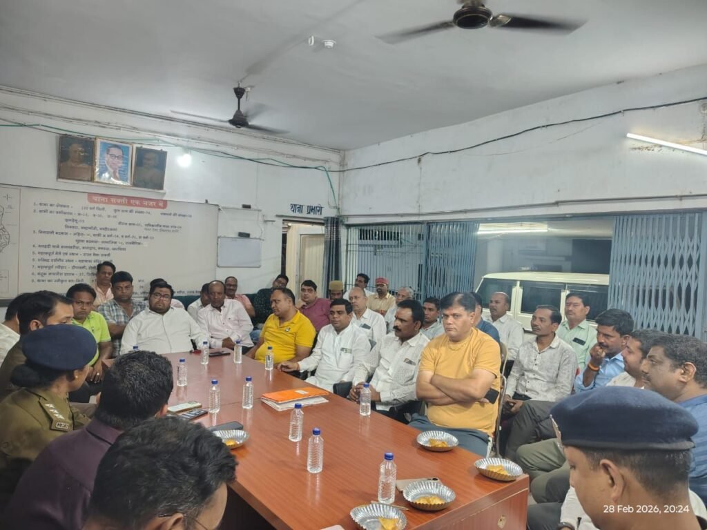 अलर्ट है शक्ति की पुलिस- होली पर्व को लेकर एडिशनल एसपी पटेल साहब एवं एसडीओ पुलिस पैंकरा मैडम ने ली महत्वपूर्ण बैठक, TI लखन पटेल ने बुलाई थी बैठक, संवेदनशील स्थानों पर तैनात रहेगी पुलिस, नगर पालिका अध्यक्ष श्यामसुंदर भी रहे मौजूद,हुड़दंगी और असामाजिक तत्व रहे सावधान, पुलिस करेगी सख्ती से कारवाई kshititech