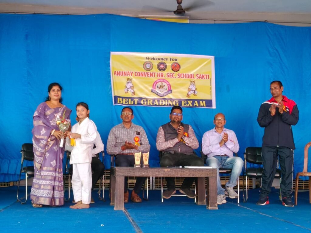 आत्म सुरक्षा को लेकर जागरूक है बच्चे- शक्ति शहर के प्रतिष्ठित अनुनय कॉन्वेंट में कराटे का बेल्ट ग्रेडिंग कार्यक्रम संपन्न, 37 विद्यार्थियो ने दी परीक्षा, बेल्ट एवं प्रमाण पत्र का हुआ वितरण,अनुनय कान्वेंट के संचालक योगेश साहू ने कहा-कराटे से हम कर सकते हैं आत्म सुरक्षा kshititech
