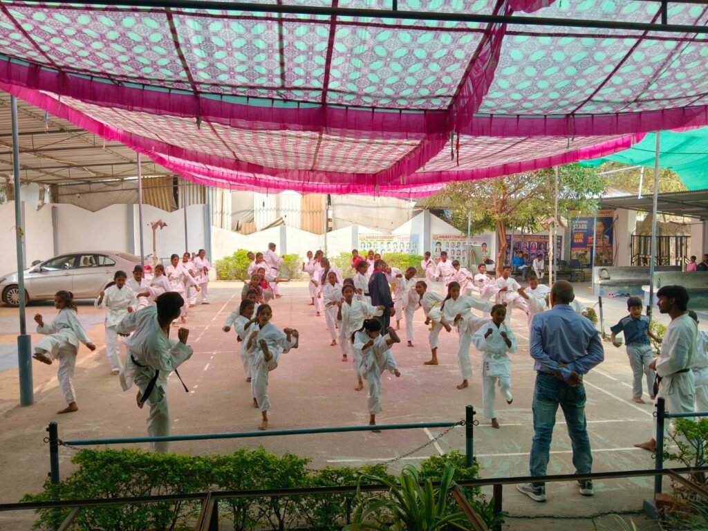 आत्म सुरक्षा को लेकर जागरूक है बच्चे- शक्ति शहर के प्रतिष्ठित अनुनय कॉन्वेंट में कराटे का बेल्ट ग्रेडिंग कार्यक्रम संपन्न, 37 विद्यार्थियो ने दी परीक्षा, बेल्ट एवं प्रमाण पत्र का हुआ वितरण,अनुनय कान्वेंट के संचालक योगेश साहू ने कहा-कराटे से हम कर सकते हैं आत्म सुरक्षा kshititech