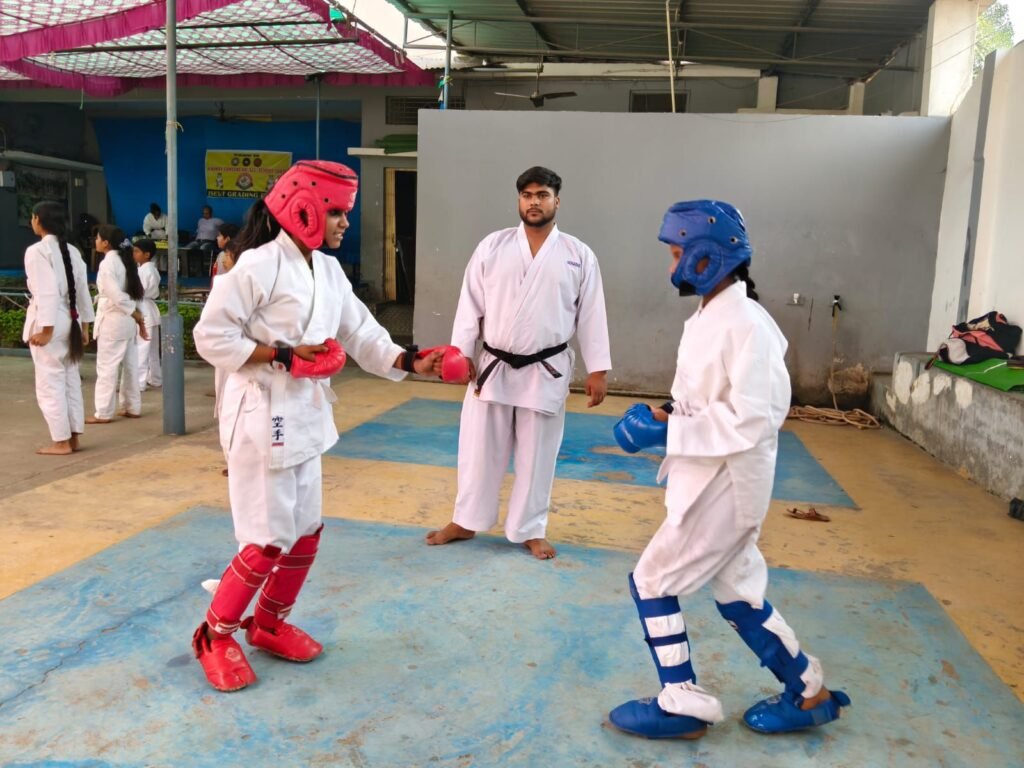 आत्म सुरक्षा को लेकर जागरूक है बच्चे- शक्ति शहर के प्रतिष्ठित अनुनय कॉन्वेंट में कराटे का बेल्ट ग्रेडिंग कार्यक्रम संपन्न, 37 विद्यार्थियो ने दी परीक्षा, बेल्ट एवं प्रमाण पत्र का हुआ वितरण,अनुनय कान्वेंट के संचालक योगेश साहू ने कहा-कराटे से हम कर सकते हैं आत्म सुरक्षा kshititech