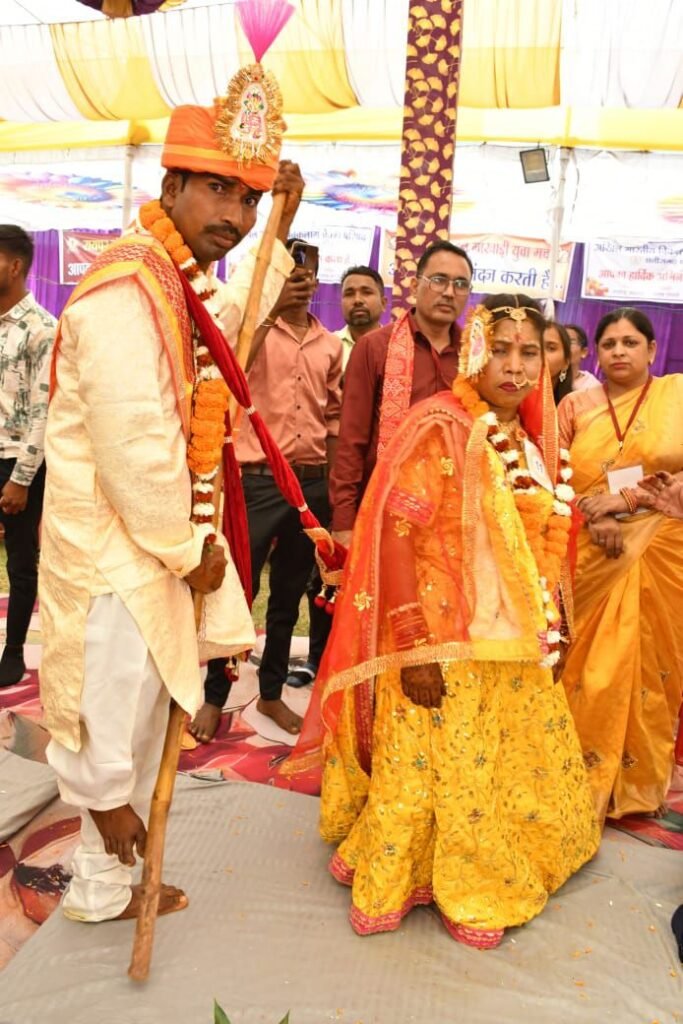 अनूठा वैवाहिक आयोजन- 22 विकलांग जोड़ो का हुआ सामूहिक विवाह,सांसद बृजमोहन अग्रवाल ने पहुंच कर दिया आशीर्वाद, देश भर का सबसे भव्य एवं अनूठा आयोजन था रायपुर का,नवयुगल जोड़ों को उपहार सामग्री का भी हुआ वितरण अनूठा वैवाहिक आयोजन- 22 विकलांग जोड़ो का हुआ सामूहिक विवाह,सांसद बृजमोहन अग्रवाल ने पहुंच कर दिया आशीर्वाद, देश भर का सबसे भव्य एवं अनूठा आयोजन था रायपुर का,नवयुगल जोड़ों को उपहार सामग्री का भी हुआ वितरण kshititech