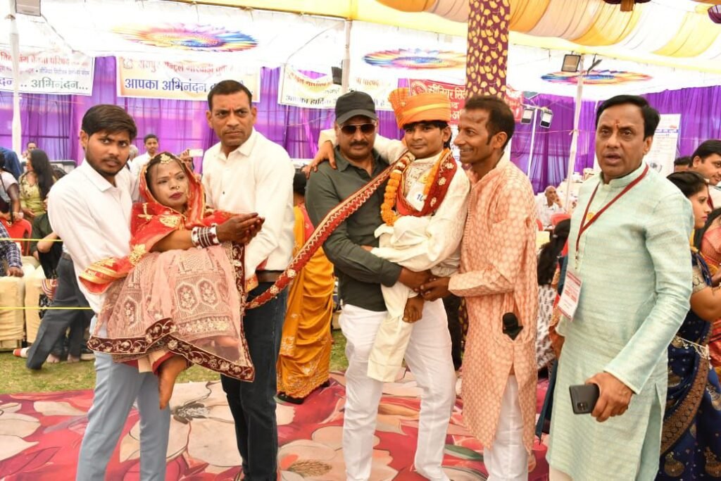 अनूठा वैवाहिक आयोजन- 22 विकलांग जोड़ो का हुआ सामूहिक विवाह,सांसद बृजमोहन अग्रवाल ने पहुंच कर दिया आशीर्वाद, देश भर का सबसे भव्य एवं अनूठा आयोजन था रायपुर का,नवयुगल जोड़ों को उपहार सामग्री का भी हुआ वितरण अनूठा वैवाहिक आयोजन- 22 विकलांग जोड़ो का हुआ सामूहिक विवाह,सांसद बृजमोहन अग्रवाल ने पहुंच कर दिया आशीर्वाद, देश भर का सबसे भव्य एवं अनूठा आयोजन था रायपुर का,नवयुगल जोड़ों को उपहार सामग्री का भी हुआ वितरण kshititech