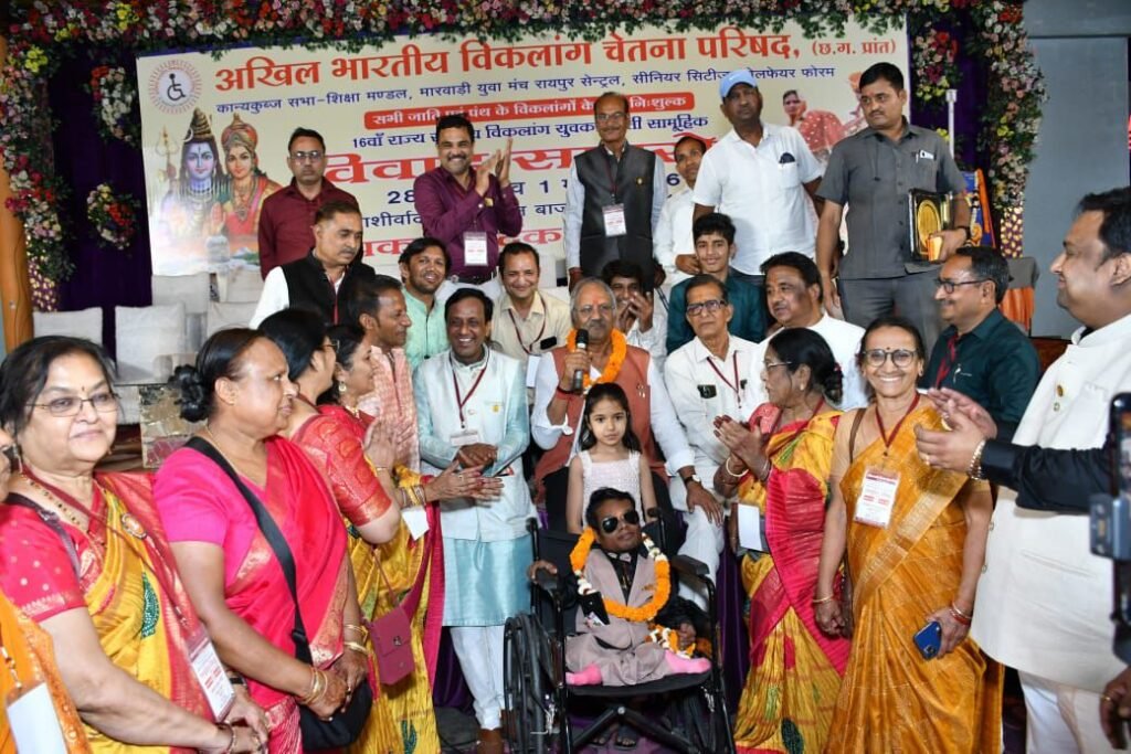 अनूठा वैवाहिक आयोजन- 22 विकलांग जोड़ो का हुआ सामूहिक विवाह,सांसद बृजमोहन अग्रवाल ने पहुंच कर दिया आशीर्वाद, देश भर का सबसे भव्य एवं अनूठा आयोजन था रायपुर का,नवयुगल जोड़ों को उपहार सामग्री का भी हुआ वितरण अनूठा वैवाहिक आयोजन- 22 विकलांग जोड़ो का हुआ सामूहिक विवाह,सांसद बृजमोहन अग्रवाल ने पहुंच कर दिया आशीर्वाद, देश भर का सबसे भव्य एवं अनूठा आयोजन था रायपुर का,नवयुगल जोड़ों को उपहार सामग्री का भी हुआ वितरण kshititech