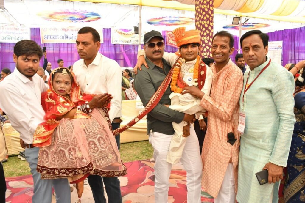 अनूठा वैवाहिक आयोजन- 22 विकलांग जोड़ो का हुआ सामूहिक विवाह,सांसद बृजमोहन अग्रवाल ने पहुंच कर दिया आशीर्वाद, देश भर का सबसे भव्य एवं अनूठा आयोजन था रायपुर का,नवयुगल जोड़ों को उपहार सामग्री का भी हुआ वितरण अनूठा वैवाहिक आयोजन- 22 विकलांग जोड़ो का हुआ सामूहिक विवाह,सांसद बृजमोहन अग्रवाल ने पहुंच कर दिया आशीर्वाद, देश भर का सबसे भव्य एवं अनूठा आयोजन था रायपुर का,नवयुगल जोड़ों को उपहार सामग्री का भी हुआ वितरण kshititech