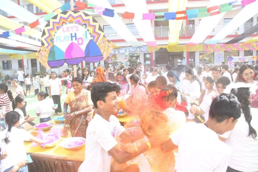 शक्ति के सीबीएसई संस्कार पब्लिक स्कूल में बिखरे होली के रंग-होली कार्निवल में जमकर थिरके बच्चे, होली पर्व को लेकर बच्चों में दिखा भारी उत्साह,रेन डांस, फोम पार्टी और सांस्कृतिक प्रस्तुतियों ने बांधा समां; अन्य स्कूलों के छात्रों ने भी लिया हिस्सा kshititech