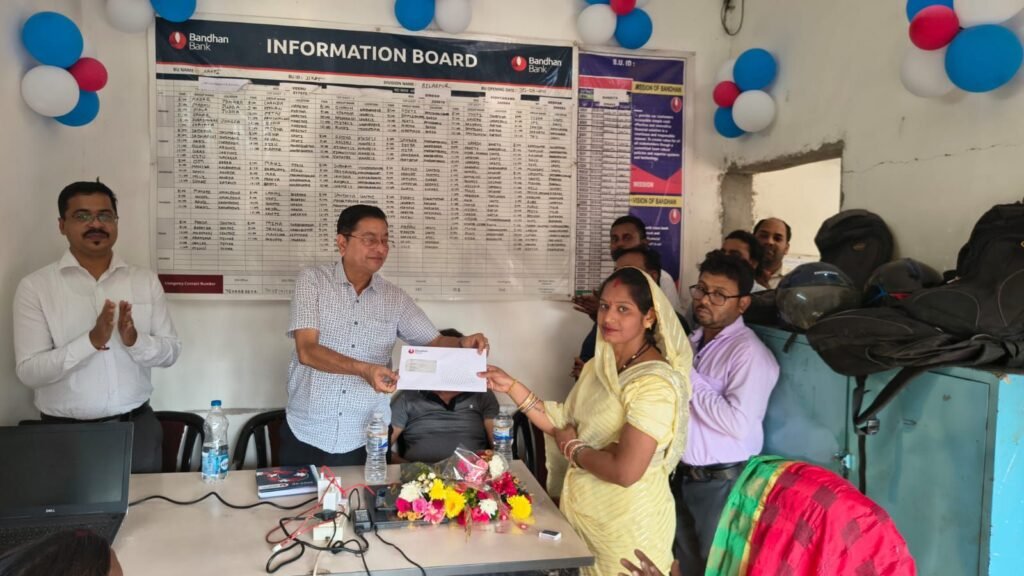 बेसिक बैंकिंग सेवाएं- शक्ति के बंधन बैंक में ग्राहक सुविधाओं के विस्तार कार्यक्रम में पहुंचे नगर पालिका अध्यक्ष श्याम सुंदर अग्रवाल ने करी बैंक प्रबंधन की प्रशंसा, बंधन बैंक में भी अब लोगों को मिलेगी सारी सुविधाएं, बैंक अधिकारियों ने किया नगर पालिका अध्यक्ष जी का धन्यवाद kshititech