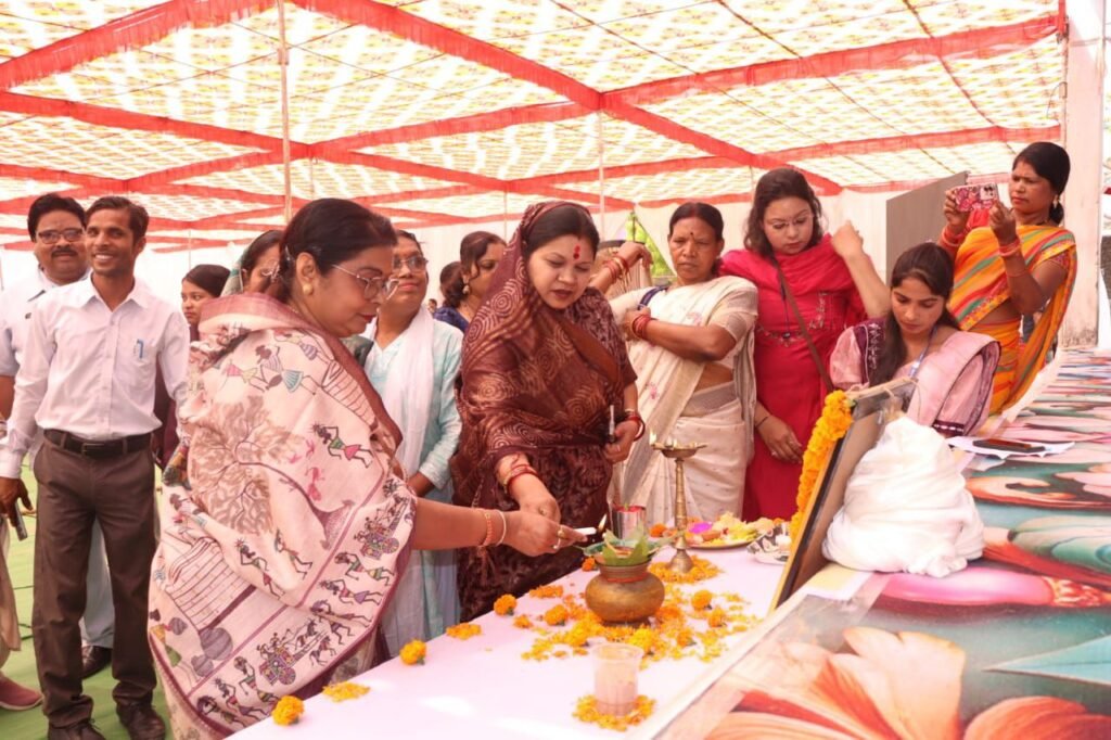 महिला दिवस पर शक्ति जिले की नारी शक्ति को विष्णु सरकार का बड़ा तोहफा, महतारी वंदन की राशि हुई खाते में ट्रांसफर, सांसद कमलेश जांगड़े ने कहा- नारी ही है नारायणी, हर क्षेत्र में नारी ने किया अपना बेहतर प्रदर्शन, शक्ति जिले में अंतर्राष्ट्रीय महिला दिवस पर महिला बाल विकास विभाग ने किया था सम्मेलन का आयोजन kshititech
