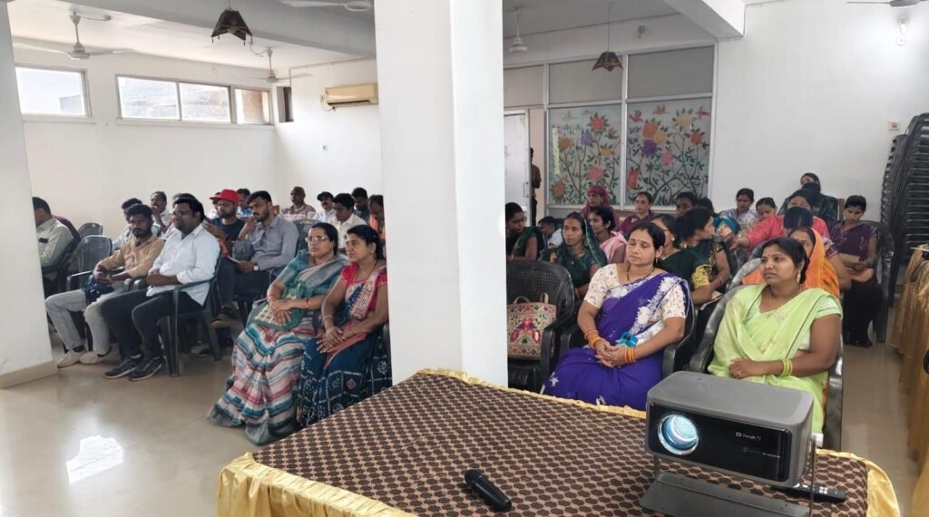 शक्ति जिले में माइनिंग विभाग की बड़ी कार्रवाई- 11 वाहनों को अवैध खनिज उत्खनन एवं परिवहन को लेकर किया जप्त.कलेक्टर तोपनों के निर्देशन में माइनिंग अधिकारी बंजारे साहब ने कार्रवाई.गिरिराज रेन बसेरा में संपन्न हुई बैंकर्स मीट.उद्योगपति एवं उद्योग विभाग के अधिकारी रहे मौजूद kshititech